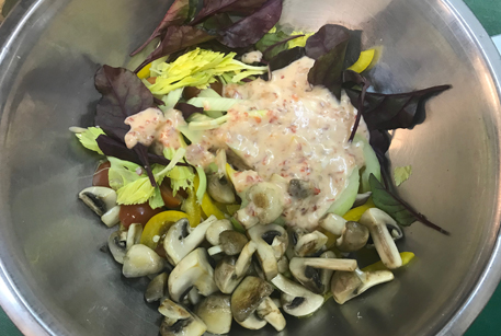 Праздничный рецепт салата с ветчиной и грибами