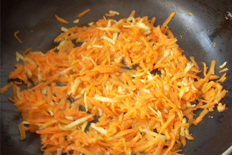 Пассировать лук и морковь для щей из говядины