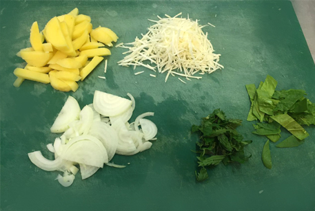 Нарежьте картофель для щей из крапивы