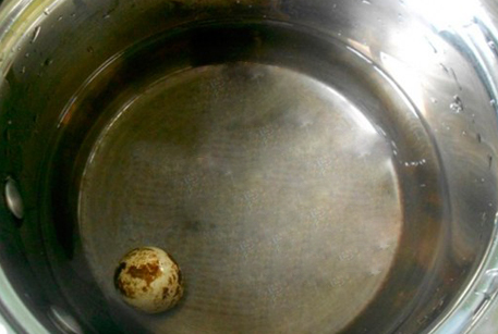 Отварить яйцо для щей из крапивы и говядины