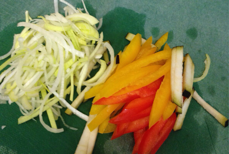 Нарезать овощи для начинку спринг-ролла
