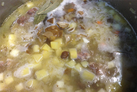 Рецепты супов: суп с тушенкой из оленины в хлебном горшочке