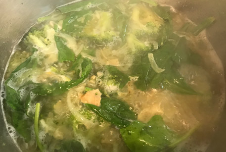 Рецепт супа для праздничного стола: суп из шпината