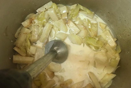 Вкусный суп-пюре из сельдерея по быстрому рецепту с фото
