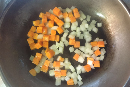 Обжарить лук и морковь для картофельного супа с фрикадельками