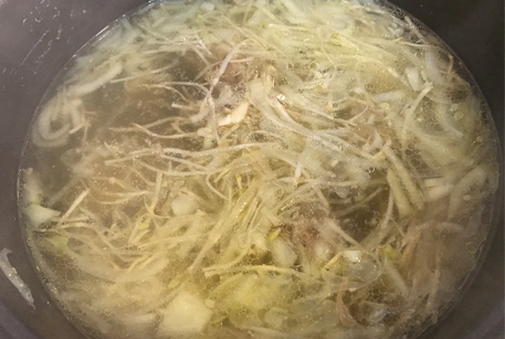 Рецепты с тушенкой: суп с клецками в мультиварке из конины тушеной