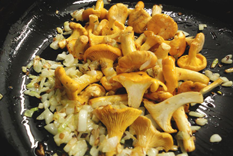 Обжарить грибы и лук для сырного супа с ветчиной