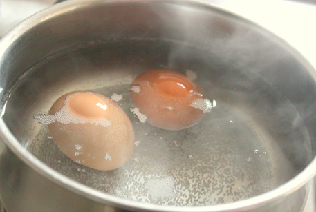 Отварить яйца для рецепта свекольника.