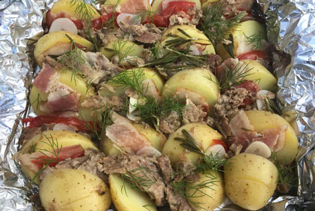 Свинина на мангале с картофелем – рецепт с тушенкой от шеф-повара