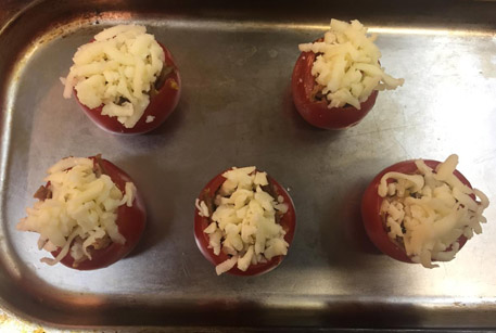 Свинина в духовке с помидорами и сыром 