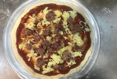 Простой рецепт: тонкая пицца в духовке