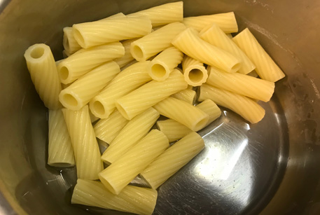 Оригинальный рецепт макарон с тушенкой: тортильони с олениной