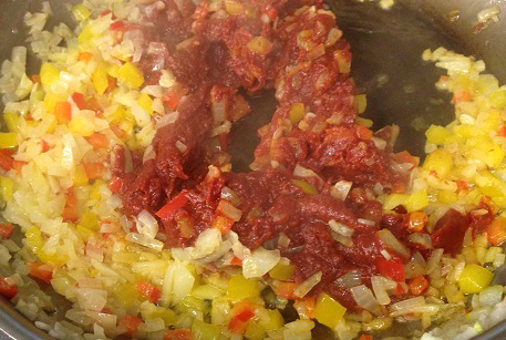 Добавить томатную пасту в обжарку для харчо
