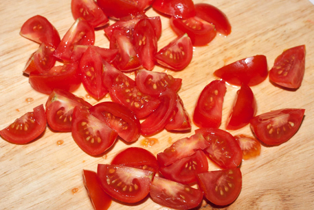 Порезать помидоры для запеканки с овощами