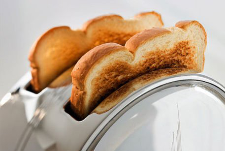 Подсушить хлеб в тостере для завтрака