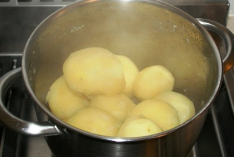 Отварить картофель для рецепта завтрака